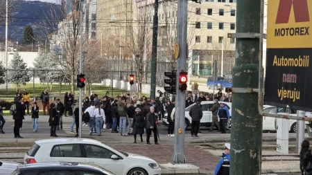 Građani blokirali raskrsnicu kod Zemaljskog muzeja: Transparentima i potpunom obustavom saobraćaja traže odgovornost
