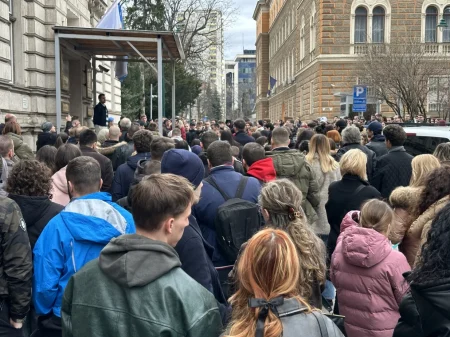 Građani se skupili i ispred Vlade KS: Protesti će biti održavani koliko god bude trebalo