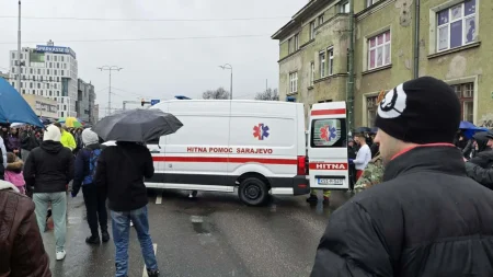 Mladiću pozlilo na protestu: Hitna pomoć intervenisala ispred Zemaljskog muzeja