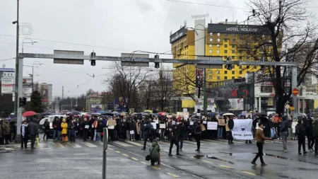 Kolona je krenula prema Vojnoj bolnici: Među okupljenima i vozači tramvaja