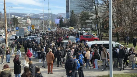(UŽIVO) Počeo novi protest u Sarajevu: Na ulicama velik broj srednjoškolaca i studenata