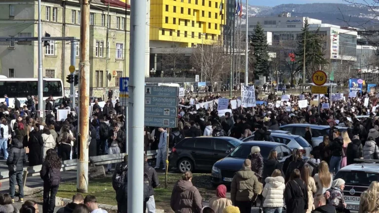 (UŽIVO) Na protestu u Sarajevu velik broj srednjoškolaca i studenata, blokirali su saobraćaj