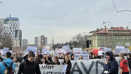 (UŽIVO) Kolona krenula prema Marijin Dvoru, mladi istakli snažne poruke