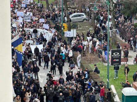 (UŽIVO) Protest u Sarajevu: Mladi pročitali zahtjeve ispred Tužilaštva KS