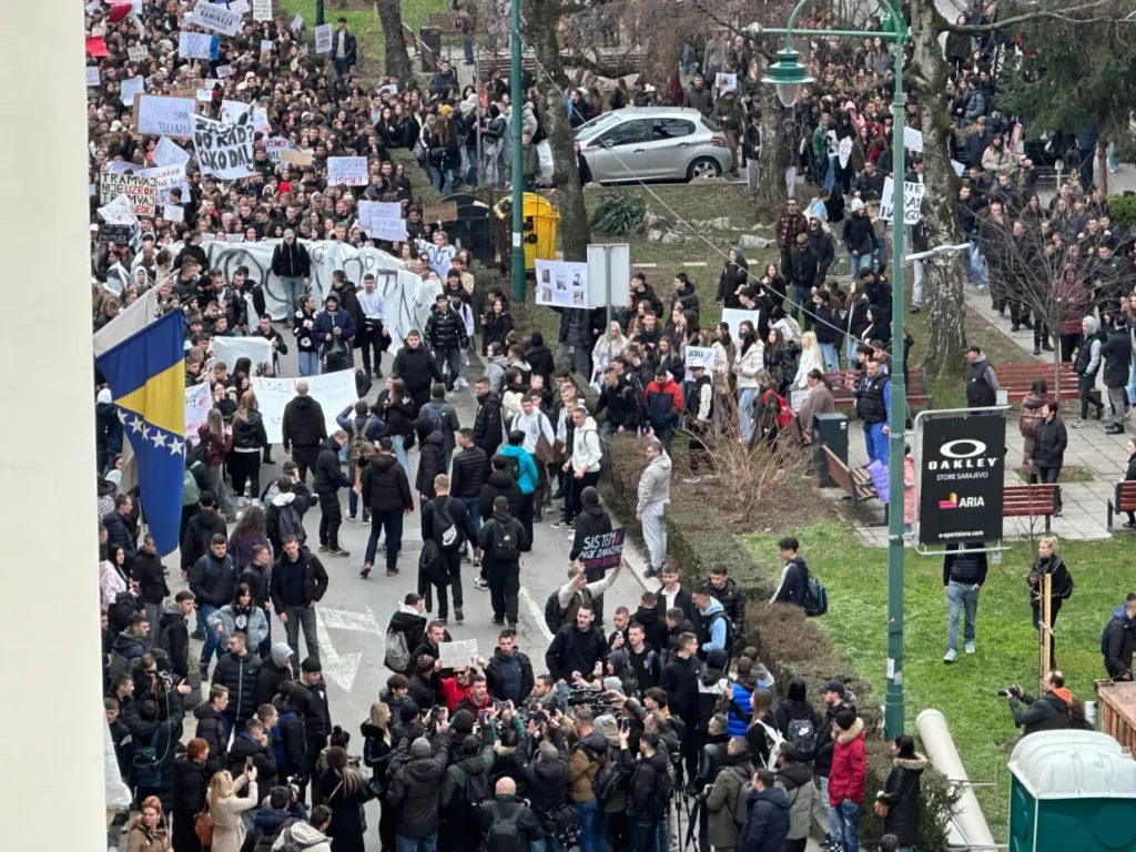 (UŽIVO) Protest u Sarajevu: Građani stigli ispred Predsjedništva BiH