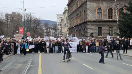 (UŽIVO) Protestu u Sarajevu se bliži kraj, građani idu ka Zemaljskom muzeju