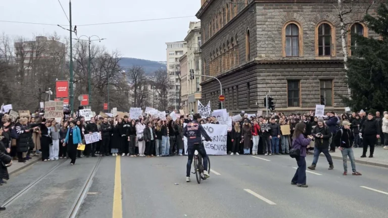 (UŽIVO) Protestu u Sarajevu se bliži kraj, građani idu ka Zemaljskom muzeju