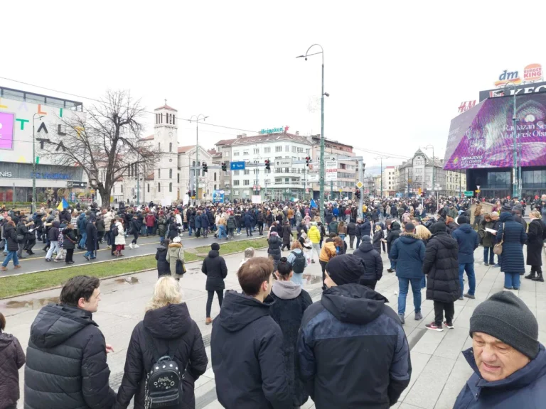 (UŽIVO) Protest u Sarajevu: Građani skandiraju Ruke su vam krvave, čini se da ih je sve više (UŽIVO) Protest u Sarajevu: Građani skandiraju Ruke su vam krvave, čini se da ih je sve više