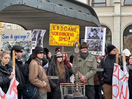 (UŽIVO) Protest u Sarajevu: Kolona se kreće prema spomeniku ubijenoj djeci opkoljenog Sarajeva