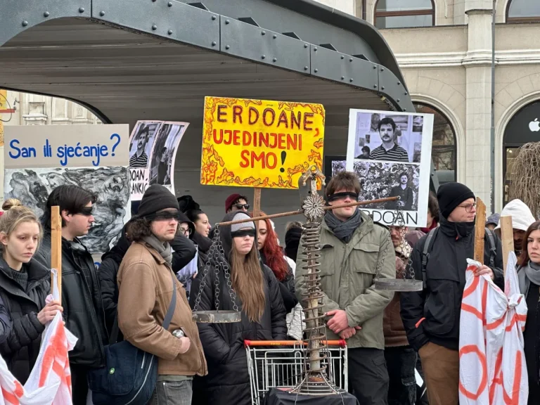 (UŽIVO) Protest u Sarajevu: Kolona se kreće prema spomeniku ubijenoj djeci opkoljenog Sarajeva (UŽIVO) Protest u Sarajevu: Kolona se kreće prema spomeniku ubijenoj djeci opkoljenog Sarajeva