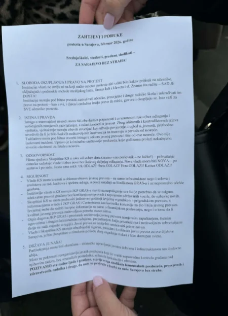 (UŽIVO) Protest u Sarajevu: Završena emotivna obraćanja, kolona se vraća prema Zemaljskom muzeju