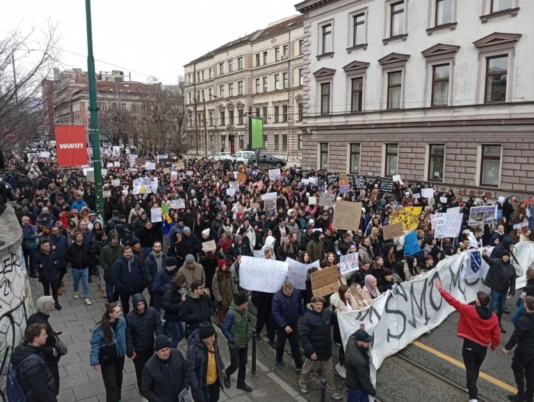Okončani najmasovniji protesti povodom tramvajske nesreće: Upućeni novi zahtjevi vlastima