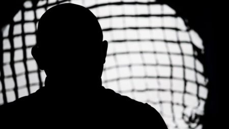 Gledajte dokumentarni film Zavjesa je pala