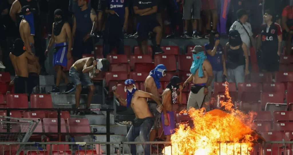 (VIDEO) Nemile scene: Navijači zapalili stolice na tribinama, utakmica prekinuta