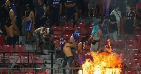 (VIDEO) Nemile scene: Navijači zapalili stolice na tribinama, utakmica prekinuta