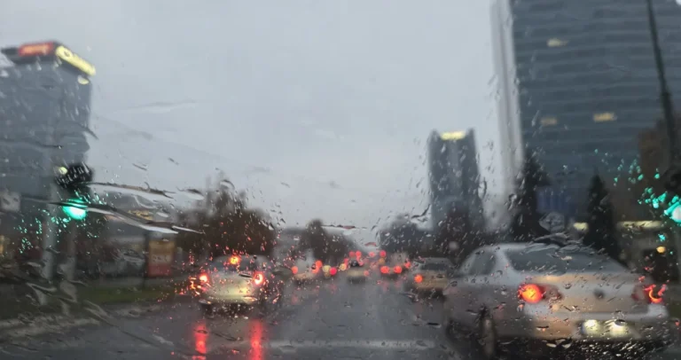 Vozači, oprez: Moguće buijične vode i odron na cestama, jak vjetar može otežati upravljanje vozilom Vozači, oprez: Moguće buijične vode i odron na cestama, jak vjetar može otežati upravljanje vozilom