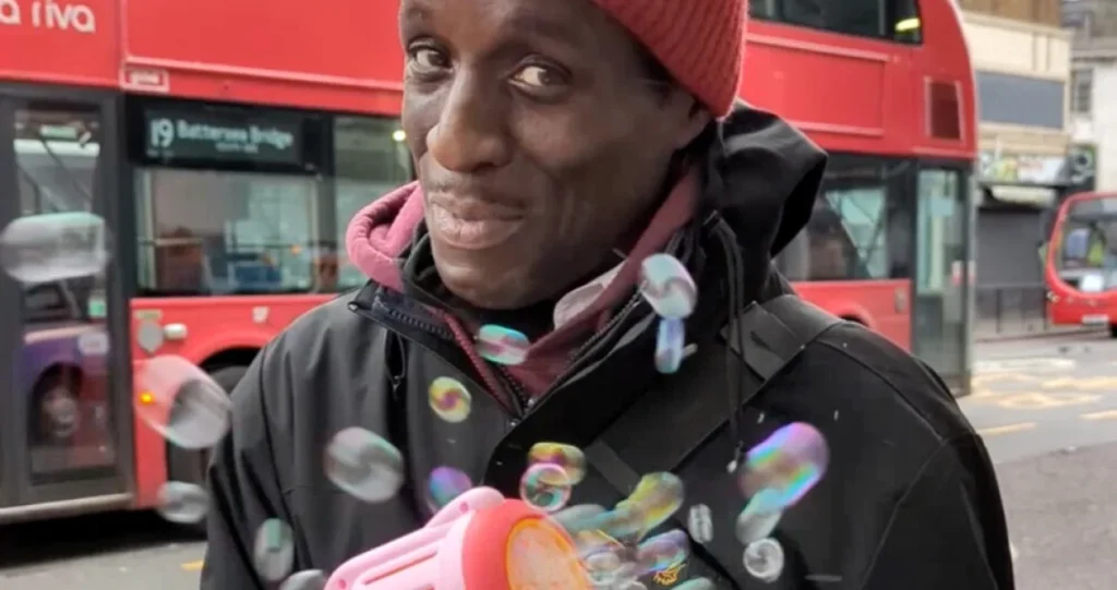 Vozač autobusa balončićima putnicima popravlja dan: Sve je počelo u supermarketu, danas je super-popularan