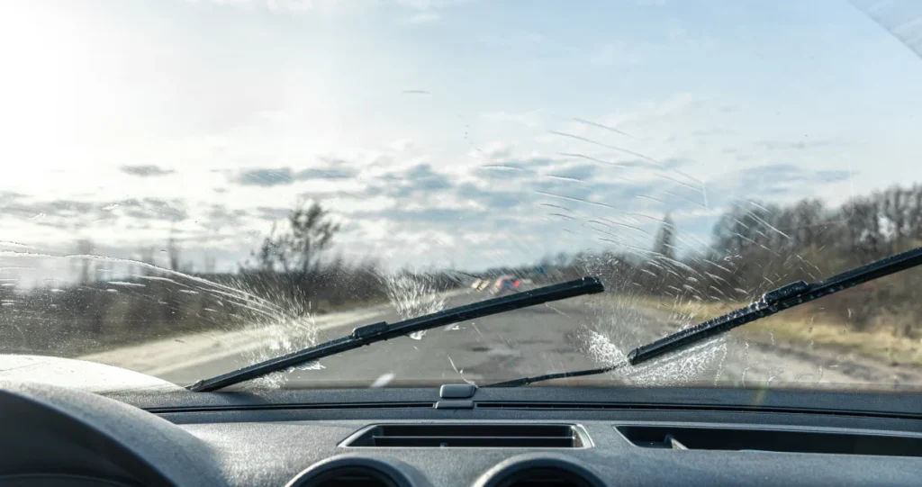 Jeste li se ikada zapitali: Čemu služe crne tačke na vjetrobranskom staklu?