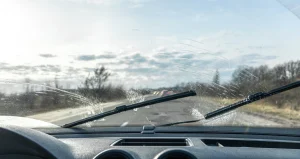 Jeste li se ikada zapitali: Čemu služe crne tačke na vjetrobranskom staklu?