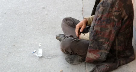 Raskrinkan prosjak: Izigravao nemoćnog čovjeka – otkriveno da ima tri kuće i privatnog vozača