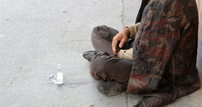 Raskrinkan prosjak: Izigravao nemoćnog čovjeka – otkriveno da ima tri kuće i privatnog vozača