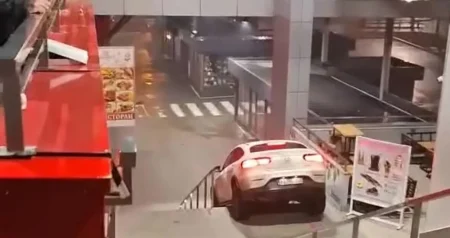 (VIDEO) Vozač se Mercedesom spustio niz stepenice u Banjaluci