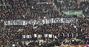 Torcida pokazala šta je sve oduzela Delijama u tuči kod Tuzle, a onda je to i zapalila