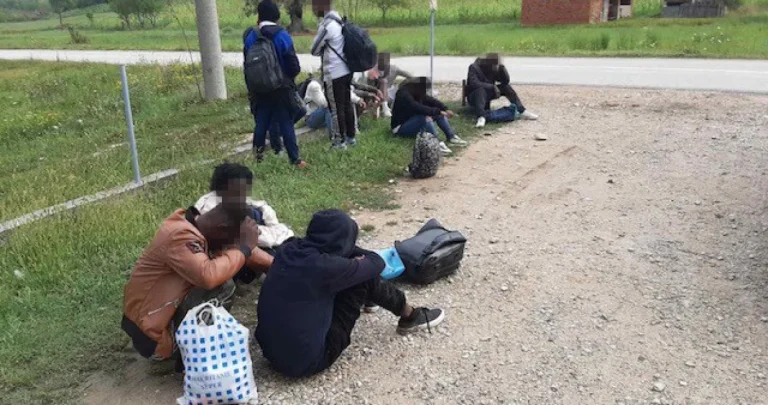 Krijumčari iz BiH uskoro na optuženičkoj klupi: Među cijepanim drvima krio 30 Kineza Krijumčari iz BiH uskoro na optuženičkoj klupi: Među cijepanim drvima krio 30 Kineza