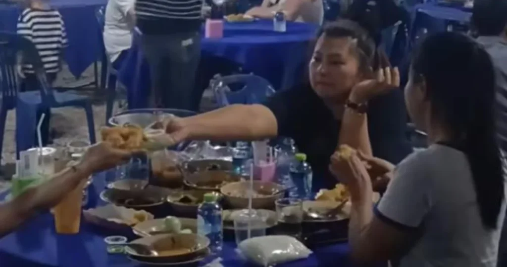 Kad si gladan nisi svoj: Turisti upali na sahranu misleći da je restoran – privukao ih miris hrane