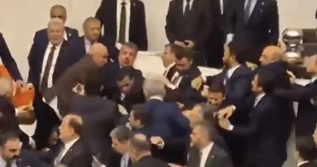 Masovna tuča u parlamentu Turske: Pokušali spriječiti novog ministra da položi zakletvu