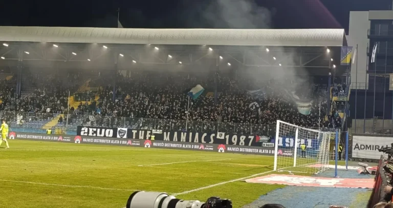 (VIDEO) Manijaci se nakon vodećeg gola odmah obratili Sokolovima, pogledajte šta su uradili