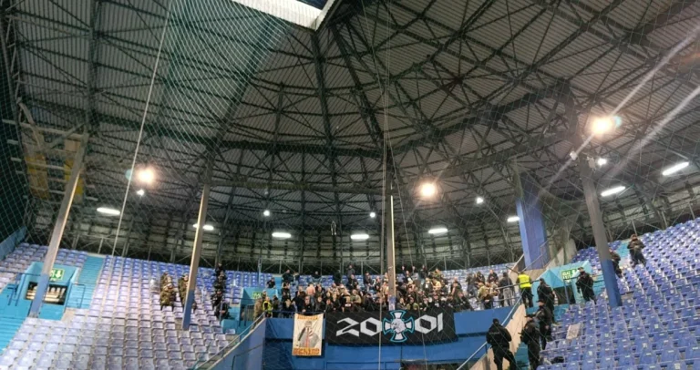 Navijači Slavije na Grbavici ostali bez provokativnih obilježja, pojedinci skidani goli do pasa