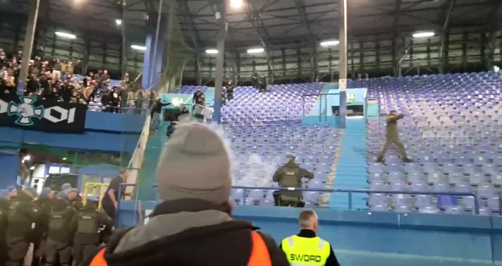 (VIDEO) INCIDENT NA GRBAVICI: Varnice između navijača Željezničara i Slavije na sjevernoj tribini