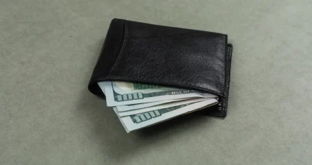 Kako se ponašaju ljudi koji se pretvaraju da imaju mnogo para, a kako oni koji ih zaista imaju