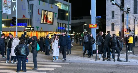 Saobraćaj na Marijin Dvoru još uvijek blokiran: Građani mirno stoje na raskrsnici
