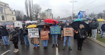 Blokiran saobraćaj kod Zemaljskog muzeja: Na današnji skup izašao manji broj građana
