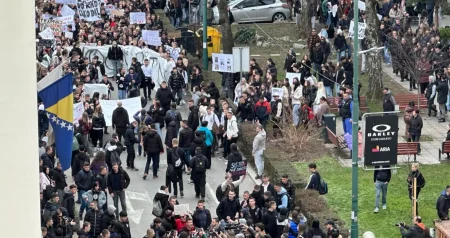 (VIDEO) Pogledajte prizore ispred Tužilaštva KS: Ovo su zahtjevi koje su mladi iznijeli