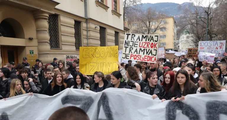 Studenti iz Novog Pazara podržali sarajevsku omladinu na protestima: Uz vas smo, prijatelji Studenti iz Novog Pazara podržali sarajevsku omladinu na protestima: Uz vas smo, prijatelji