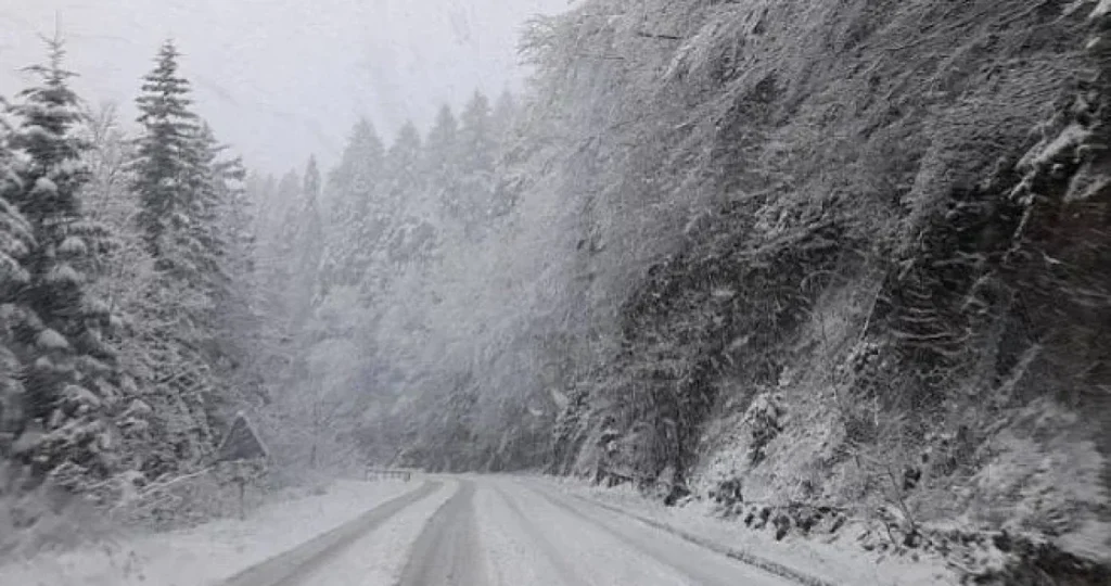 Snijeg otežava saobraćaj: Potpuno obustavljen saobraćaj na magistralnom putu Sarajevo – Foča