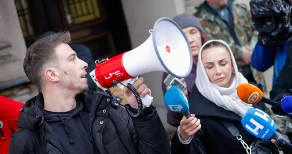 (VIDEO) Mladi su se podigli, nećemo se zaustaviti: Pogledajte atmosferu sa današnjih protesta