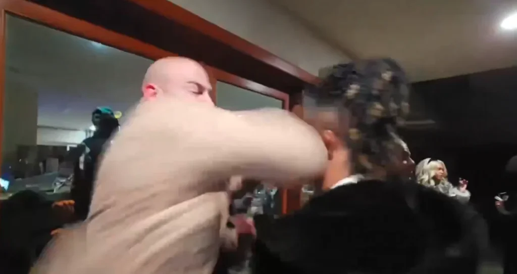 (VIDEO) Bivši UFC borac BRUTALNO nokautirao influencera koji ga je provocirao