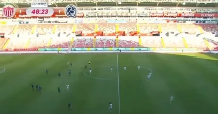 (VIDEO) Meksikanke prekinule utakmicu i panično bježale prema klupama kad su shvatile da se pored stadiona vodi RAT (VIDEO) Meksikanke prekinule utakmicu i panično bježale prema klupama kad su shvatile da se pored stadiona vodi RAT