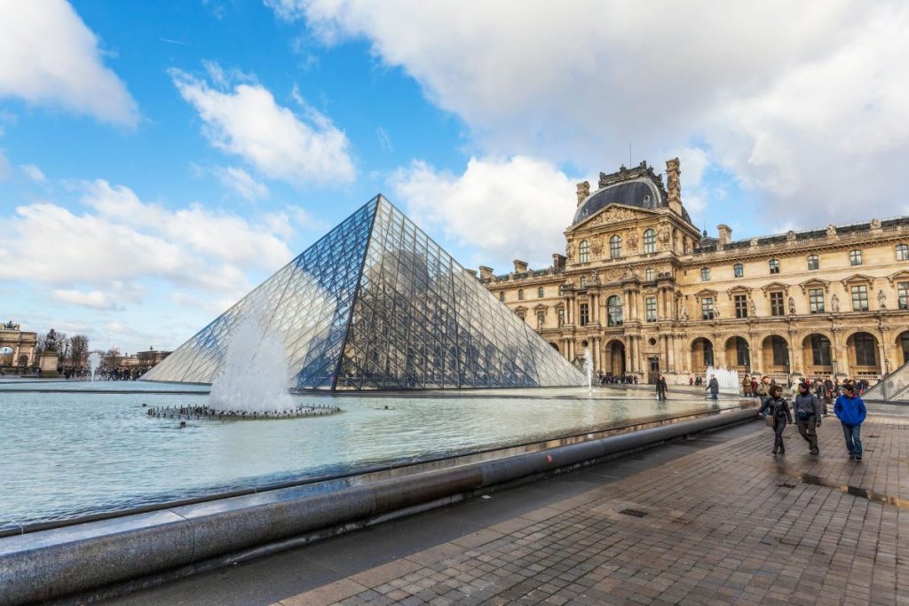 Zbog prevare s ulaznicama Louvre oštećen za više od 10 miliona eura, sumnja se da je novac završavao u nekretninama u Francuskoj i Dubaiju