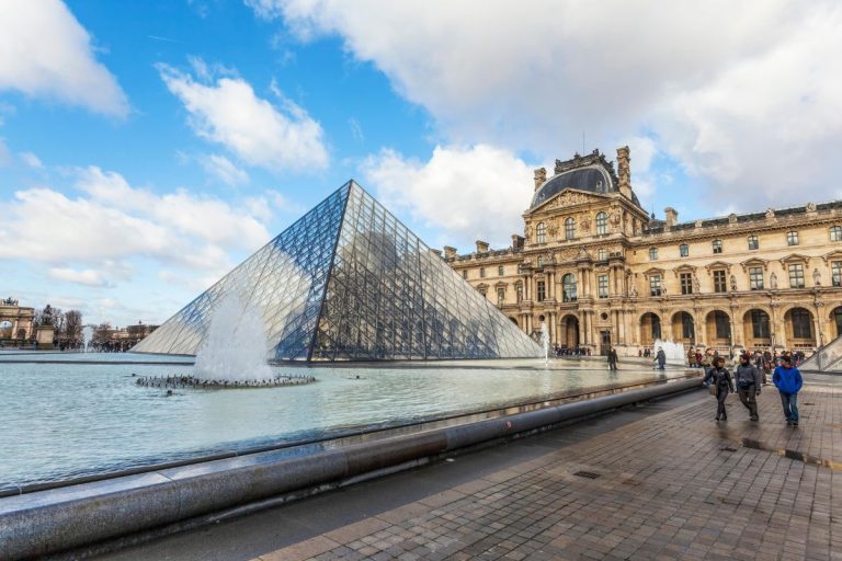 Zbog prevare s ulaznicama Louvre oštećen za više od 10 miliona eura, sumnja se da je novac završavao u nekretninama u Francuskoj i Dubaiju