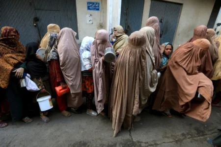 U Pakistanu poginulo osam žena čekajući socijalnu pomoć U Pakistanu poginulo osam žena čekajući socijalnu pomoć