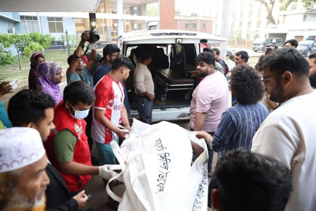 Autobus sletio u rijeku: Poginulo 26, traga se za još šest osoba nestalih u Bangladešu Autobus sletio u rijeku: Poginulo 26, traga se za još šest osoba nestalih u Bangladešu