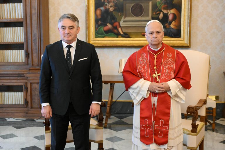 Rampa za Denisa Bećirovića i Željku Cvijanović: Vatikan odlučio da samo Željko Komšić održi sastanak sa papom! Ostali dobili priliku za fotografisanje Rampa za Denisa Bećirovića i Željku Cvijanović: Vatikan odlučio da samo Željko Komšić održi sastanak sa papom! Ostali dobili priliku za fotografisanje