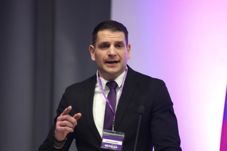 Ulazi li Slovenija u srpski svet? Ulazi li Slovenija u srpski svet?