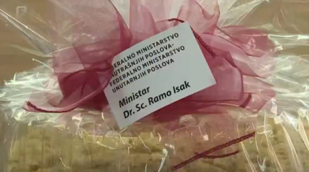 Kad Ramo časti za Bajram: Torte i federalni javni servis u „sigurnim rukama ministra Isaka