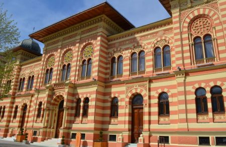 Vlada Brčko distrikta BiH: Oštro osuđujemo paljenje četiri automobila